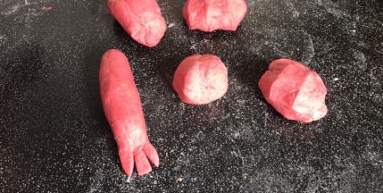 用刮板在小头一指宽处压成饼，再切出纹路