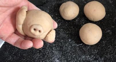 再装上猪嘴巴，插出鼻孔