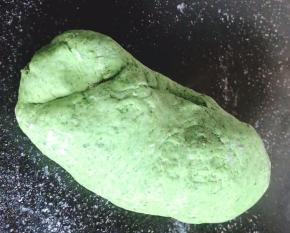 再把发酵好的绿面团揉匀排气