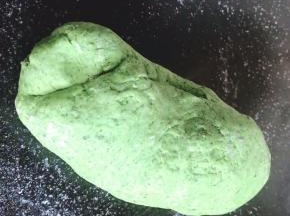 再把发酵好的绿面团揉匀排气