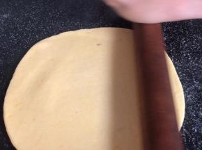 擀成薄饼皮