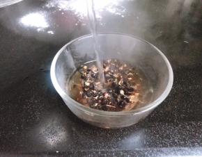 枸杞用沸水冲泡备用