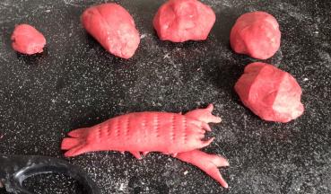 再用刮板在虾背上切出纹路