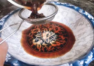 泡好的枸杞水过滤掉渣子