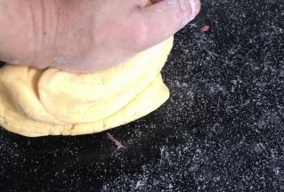 把发酵好的面团揉匀排气