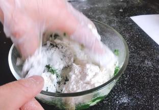 加入面粉拌匀，揉成光滑面团，密封发酵至两倍大