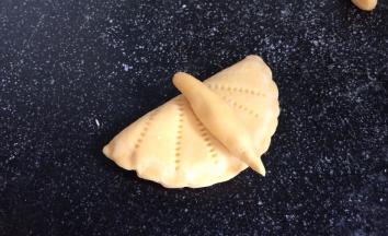 把长剂子的蝴蝶身放在中间