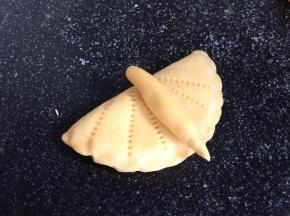 把长剂子的蝴蝶身放在中间