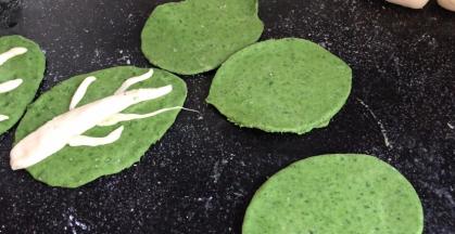 再取少许白面搓成细条，做出白菜邦的茎