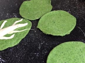 再取少许白面搓成细条，做出白菜邦的茎