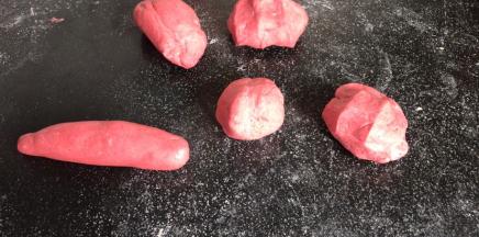 分成若干个小剂子，搓成圆形长条，一头大一头小