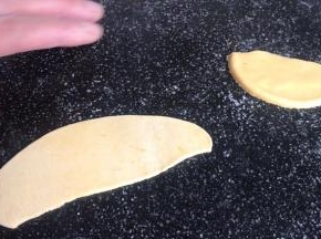 擀成长椭圆形