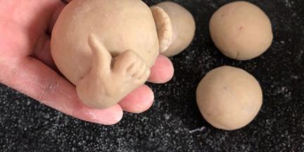 装在大圆球的侧面，另一面再装一只小点的手