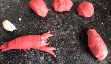 用白面团做出小龙虾的眼睛，用黑芝麻做出眼珠