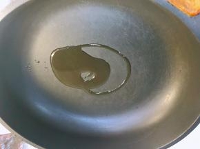 锅中放入油