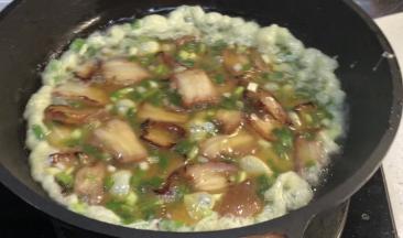 油锅中倒入叉烧鸡蛋糊