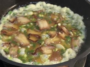 油锅中倒入叉烧鸡蛋糊