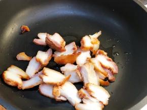 加入叉烧翻炒片刻