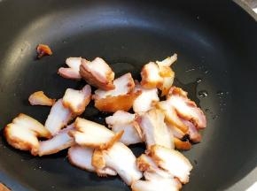 加入叉烧翻炒片刻