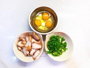 准备材料：鸡蛋、叉烧、葱花