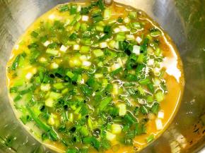 鸡蛋打散加入葱花