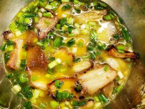 把叉烧倒入鸡蛋糊中拌匀