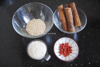 准备好食材，这个杂粮饭还加了燕麦米，燕麦米口感顺滑，营养价值很高，还有养胃的效果，肠胃不好的可以常煮些燕麦粥来吃吃。