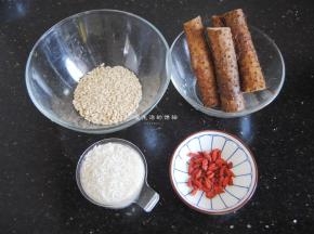 准备好食材，这个杂粮饭还加了燕麦米，燕麦米口感顺滑，营养价值很高，还有养胃的效果，肠胃不好的可以常煮些燕麦粥来吃吃。