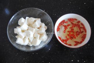 枸杞用水浸泡10分钟左右，将山药去皮切小段，山药上有致敏物质，所以最好带着手套处理，不然，手会奇痒难耐。