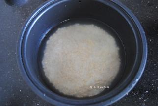 将燕麦米和大米用水淘洗两遍，沥干水分，往锅里加入到刻度线2位置的清水。