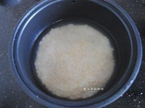将燕麦米和大米用水淘洗两遍，沥干水分，往锅里加入到刻度线2位置的清水。