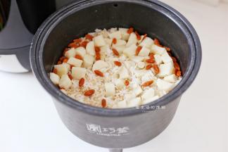 煮好的山药燕麦饭香气特别诱人，因为燕麦米带奶香气，所以米饭吃起来还有淡淡的奶香。