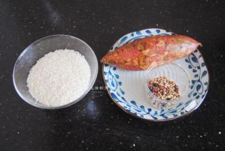 准备好材料，红薯我买的是板栗红薯，特别粉糯好吃，就算不做红薯饭，直接蒸着吃也很不错，我用的是杂粮包，您要是用生豆记得要浸泡了才能煮哦。