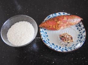 准备好材料，红薯我买的是板栗红薯，特别粉糯好吃，就算不做红薯饭，直接蒸着吃也很不错，我用的是杂粮包，您要是用生豆记得要浸泡了才能煮哦。