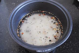 将杂粮包和大米淘洗干净，放入锅里，水位调到2杯的位置。