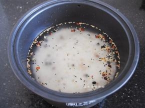 将杂粮包和大米淘洗干净，放入锅里，水位调到2杯的位置。