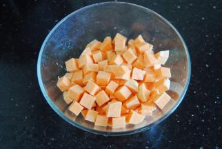 红薯洗净切小粒，再清洗一遍表面的淀粉沥干水分。