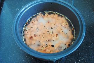 将红薯倒入锅内，用勺子翻一翻，因为红薯也有水分，这里配方的水能煮出粒粒分明的米饭。