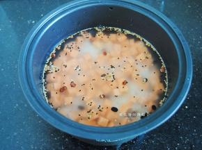 将红薯倒入锅内，用勺子翻一翻，因为红薯也有水分，这里配方的水能煮出粒粒分明的米饭。