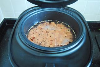 将电饭锅内胆放好，盖上盖子。