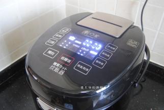 直接按低糖饭键煮饭，大约用时40分钟即可，自己可根据自家的电饭锅来煮哦。