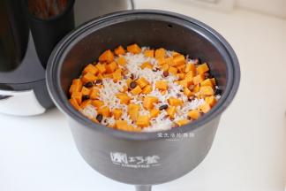 煮好的米饭，超级香软，孩子能吃3碗呢。