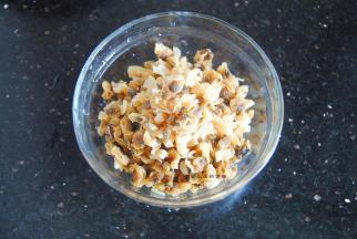 将瑶柱和花甲螺肉用清水浸泡10分钟左右，浸泡后的干货会泡开，这时候可以清洗掉一些沙粒，瑶柱用手撕碎，煮饭更好吃。