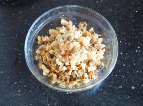 将瑶柱和花甲螺肉用清水浸泡10分钟左右，浸泡后的干货会泡开，这时候可以清洗掉一些沙粒，瑶柱用手撕碎，煮饭更好吃。