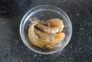 处理瑶柱的时候可以把洗干净的虾用牙签在第二个关节处挑出虾线，再加入酱油和米酒腌制一会儿，这样既能入味也能去腥。