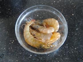 处理瑶柱的时候可以把洗干净的虾用牙签在第二个关节处挑出虾线，再加入酱油和米酒腌制一会儿，这样既能入味也能去腥。