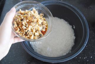 将瑶柱和花甲螺肉倒入米里面，拌匀一下，放入姜片。