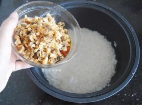 将瑶柱和花甲螺肉倒入米里面，拌匀一下，放入姜片。