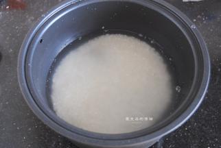 大米淘洗干净，加入到2杯位置的清水，我用的是东北大米，水量仅供参考。