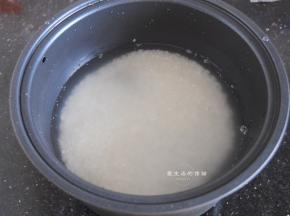 大米淘洗干净，加入到2杯位置的清水，我用的是东北大米，水量仅供参考。